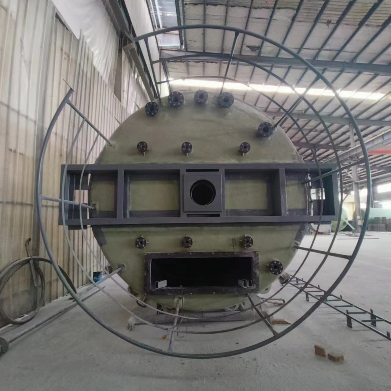 車間生產(chǎn)制作玻璃鋼攪拌罐